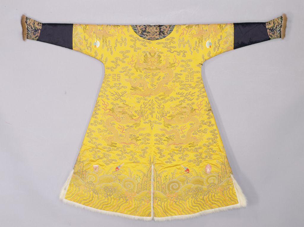 图片[2]-Yellow satin embroidered cloud dragon fox fur dragon robe-China Archive